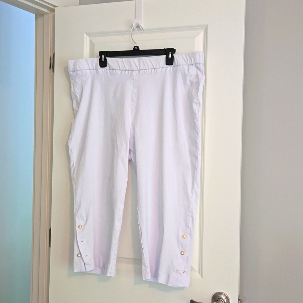 Excellent condition White Cropped pants.